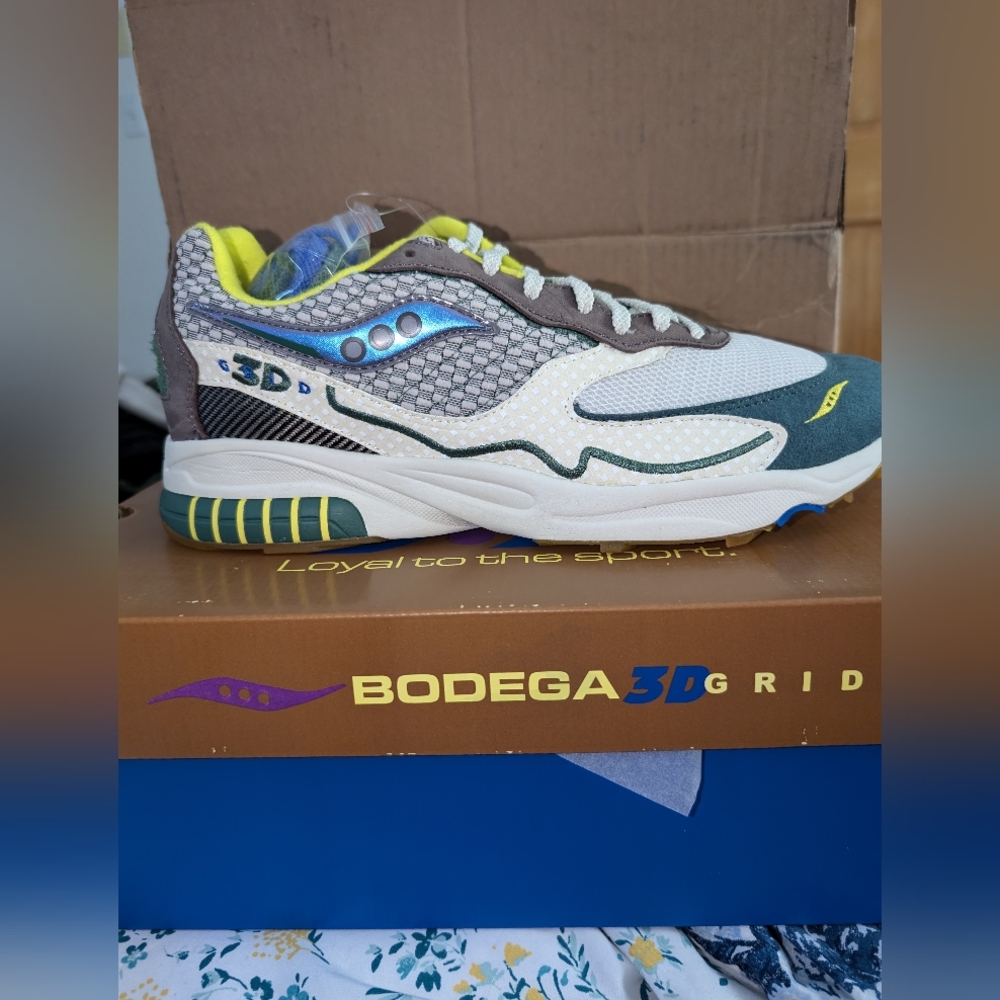 Size 11 men SAUCONY X BODEGA 3D GRID HURRICANE CREAM GREEN IRIDESCENT S70764-1